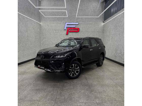 TOYOTA HILUX SW4 2.8 D-4D TURBO DIESEL DIAMOND 7L 4X4 AUTOMÁTICO